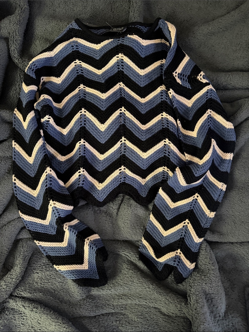 Forever 21 Chevron Stripe Crewneck Sweater in Black, Blue & Cream